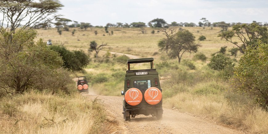 TourCompass safari jeeppi ajaa soralla Tansaniassa